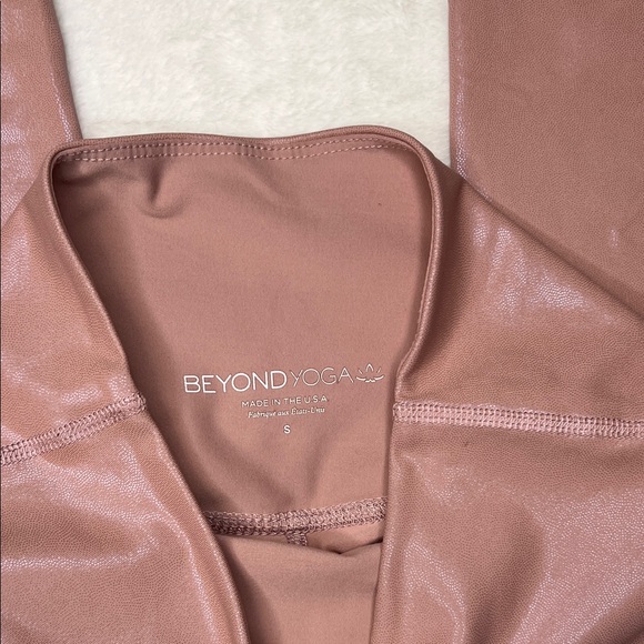 Beyond Yoga Pink Shimmer High Waisted Cropped Leggings Size S - Picture 3 of 7
